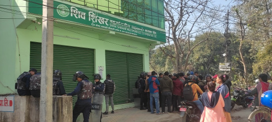 प्रहरीलाई बुझाइयो शिखर सहकारीका ७०० बचतकर्ताको कागजात